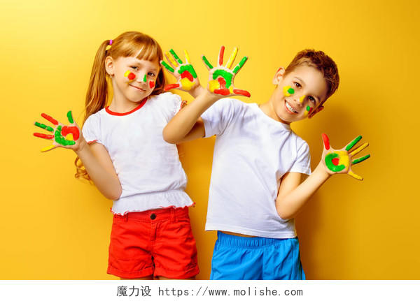用颜料在脸上和棕榈树的快乐儿童
